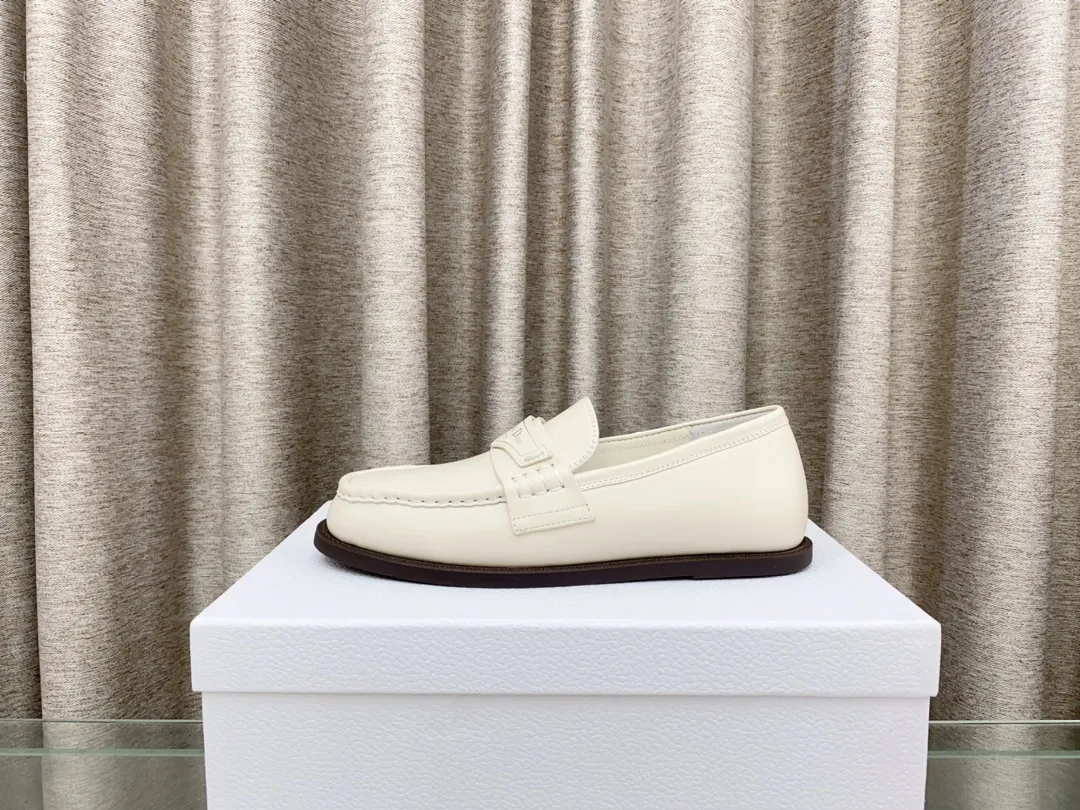 👟👟Ex-factory price 660👟👟 25Ss new Dior Boy loafers This Dior Boy loafer is a new product in the 2024 winter ready-to-wear series. It incorporates Dior's extraordinary craftsmanship and reinterprets the classic loafer design. Crafted from materials including suede and lambskin, it's enhanced with an integrated white fur lining and features a gold-tone Christian Dior Paris signature on the front leather tab. Paired with rubber soles, soft and comfortable. Upper: cowhide, inner padding: comfortable sheepskin, sole: rubber sole, size: 35-39 (40 customized, non-refundable)